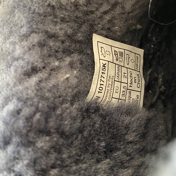 Ugg - Picture 3 of 4